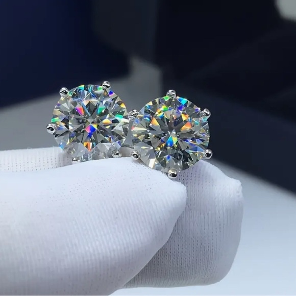 S925 Sterling Silver 1 carat Moissanite Stud Earrings - Picture 2 of 5